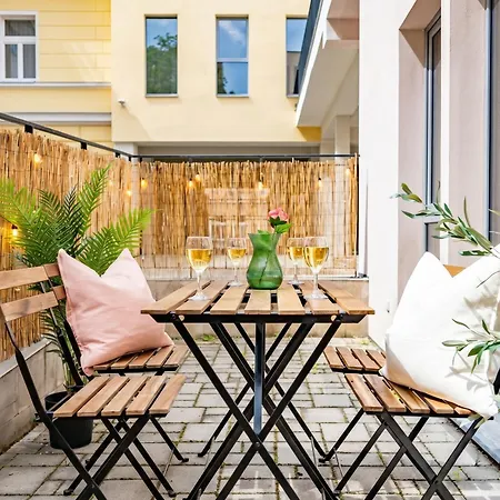 Prague Center Apartment - Private Terrace & Yard *
