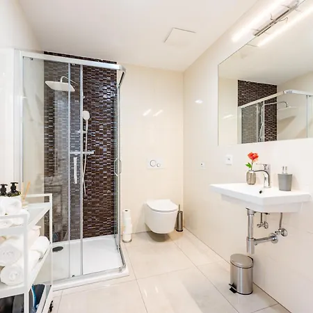 Prague Center Apartment - Private Terrace & Yard شقة