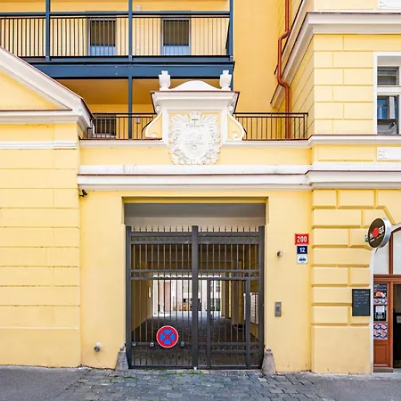 Prague Center Apartment - Private Terrace & Yard شقة براغ