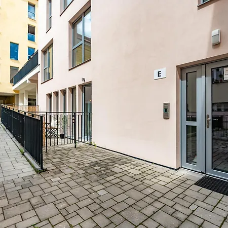 شقة Prague Center Apartment - Private Terrace & Yard *